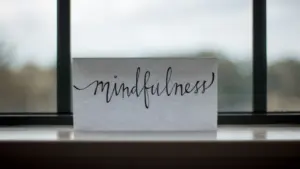 Un mot écrit sur papier posé près d'une fenêtre pour la méditation.