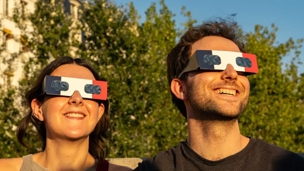 À Paris, l’éclipse a suspendu le rythme des passants