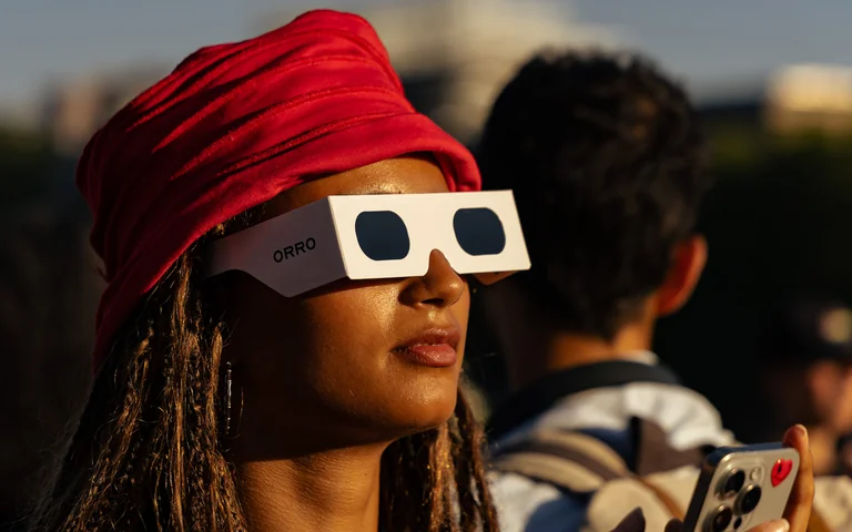 À Paris, l’éclipse a suspendu le rythme des passants