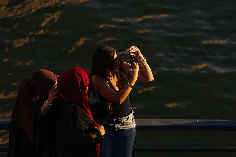 À Paris, l’éclipse a suspendu le rythme des passants