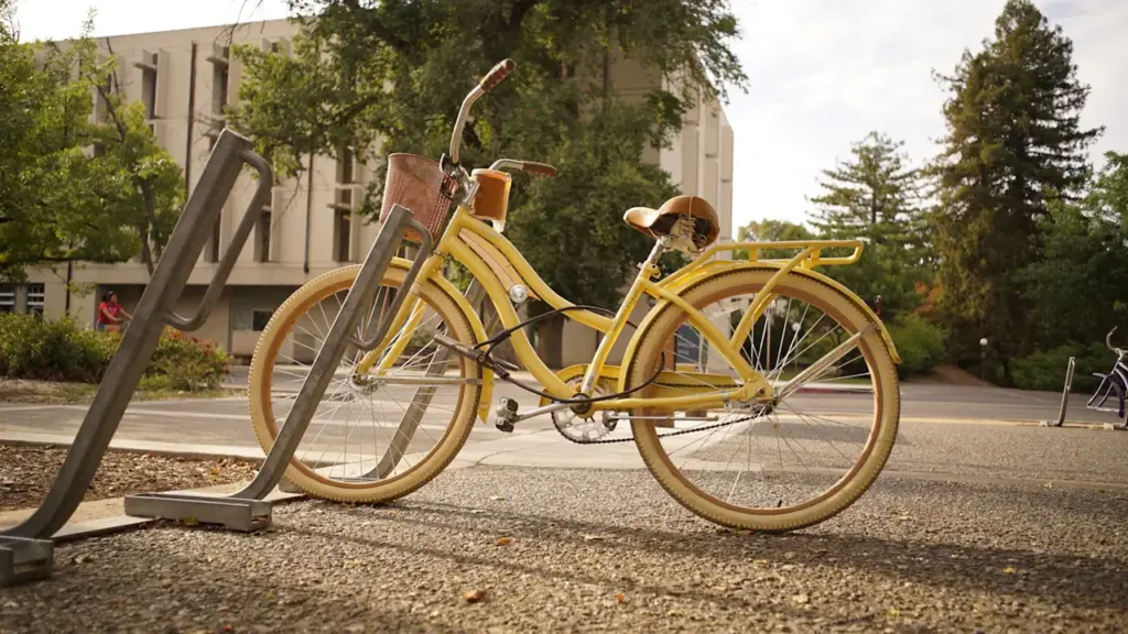 Un vélo jaune garé sur un campus étudiant, symbolisant la mobilité douce à Tours.