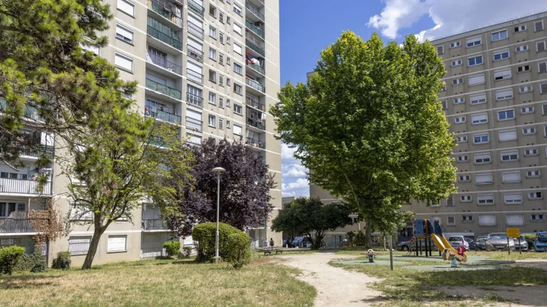 À Vitry, des familles quittent leur cité avant les démolitions