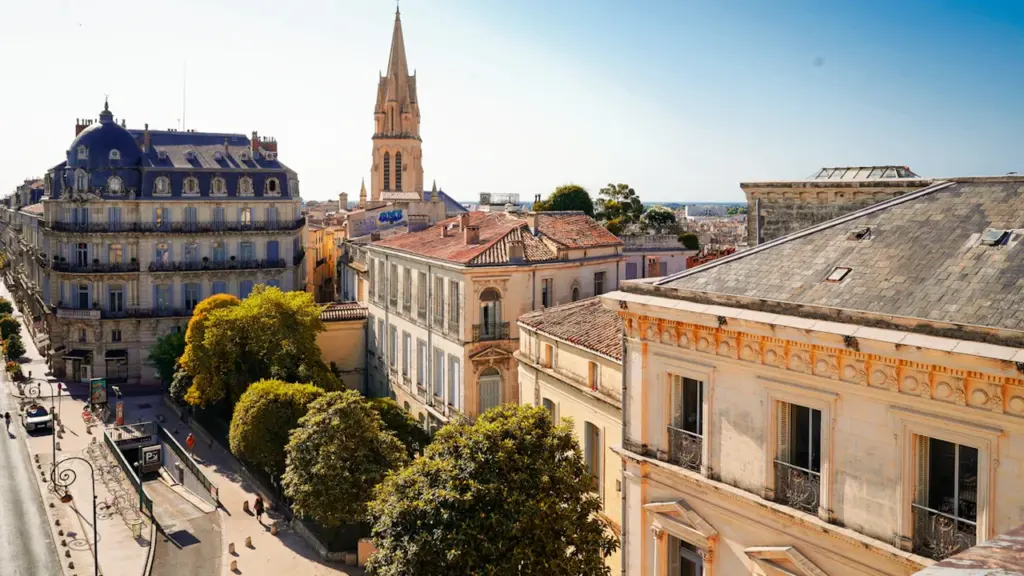 Vue panoramique sur les toits historiques et l'église Sainte-Anne à Montpellier en France