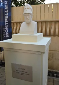 À Montpellier, un buste de Périclès veille sur l'école Antigone