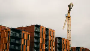 Une grue de chantier domine des immeubles résidentiels modernes à Toulouse en France.