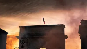 La porte du Peyrou à Montpellier sous une lumière de crépuscule intense.