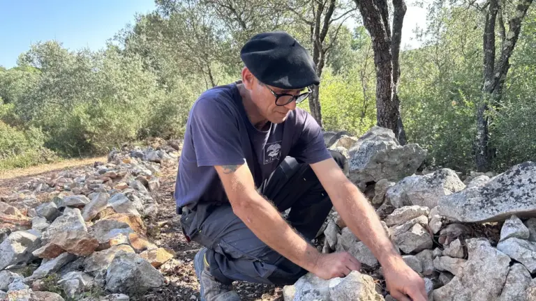 Nîmes : trois artisans font revivre la pierre sèche pour le patrimoine