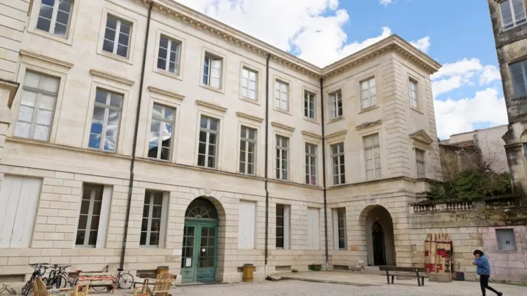 Nîmes : un curateur international prend la tête des Beaux-arts
