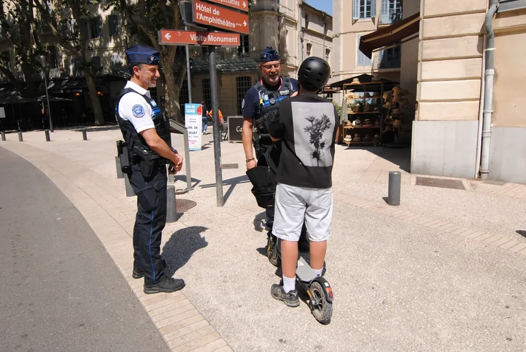 À Nîmes, rouler en trottinette sans casque coûtera 150 € dès maintenant