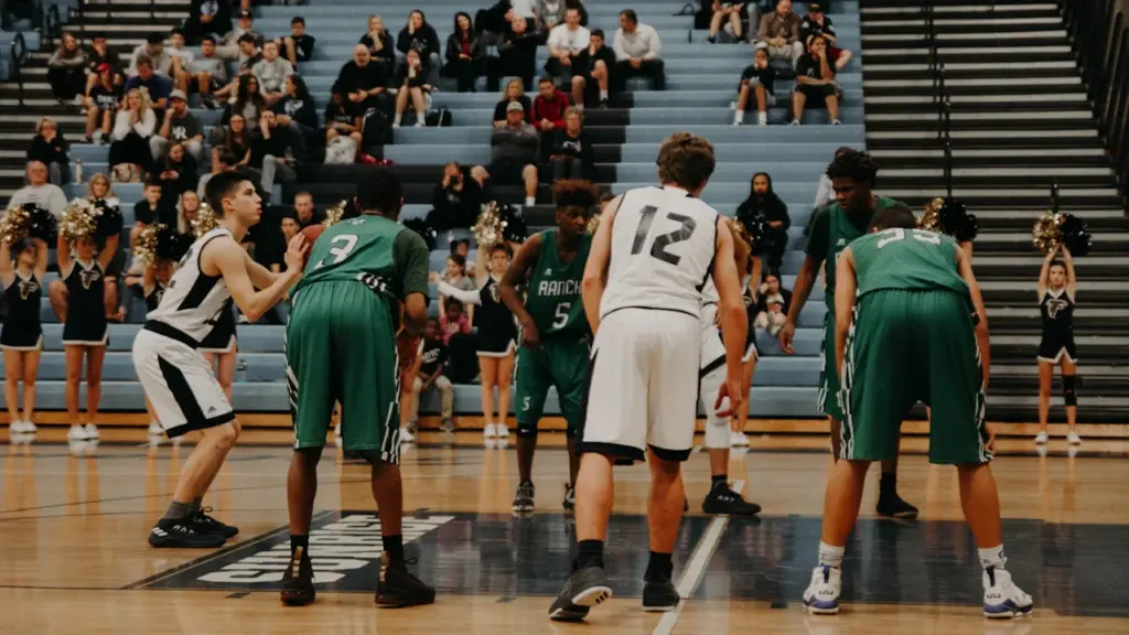 Joueurs de basket-ball sur le terrain attendant le lancer franc au Palais des Rencontres.