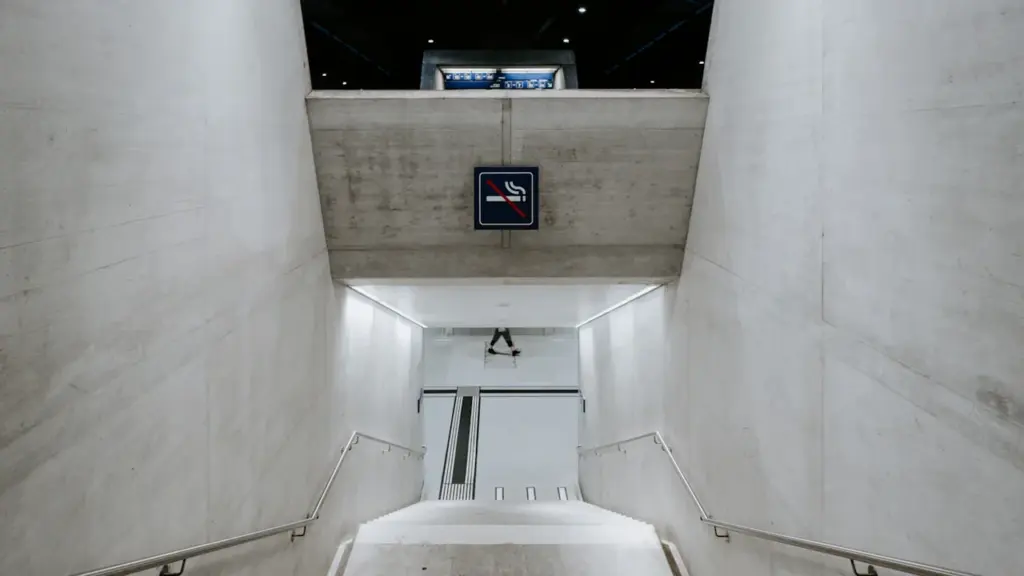 Vue architecturale en contre-plongée d'un escalier moderne propre dans un espace public urbain.