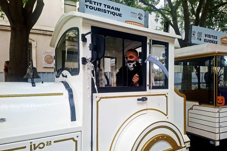 Halloween à Nîmes : le petit train touristique joue les frissons