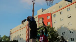 Des joueurs de basketball s'affrontant sur un terrain urbain extérieur à Montpellier.