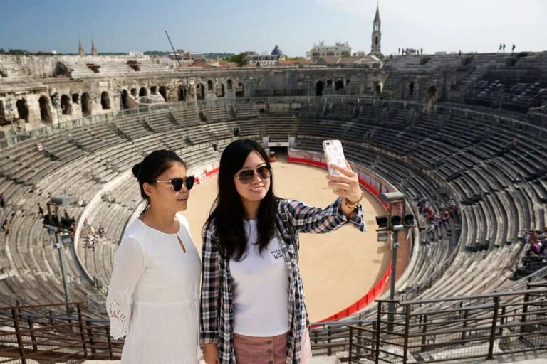 Nîmes : les concerts et ferias font bondir les nuitées touristiques
