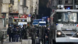 Forces de l'ordre en intervention à Paris, prêtes à sécuriser le périmètre urbain.