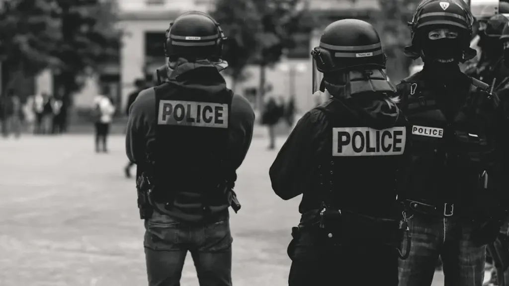 Des membres des forces de l'ordre en tenue d'intervention dans une rue française.