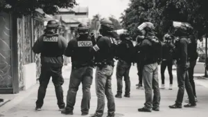 Un groupe de policiers en patrouille dans les rues commerçantes du centre-ville.