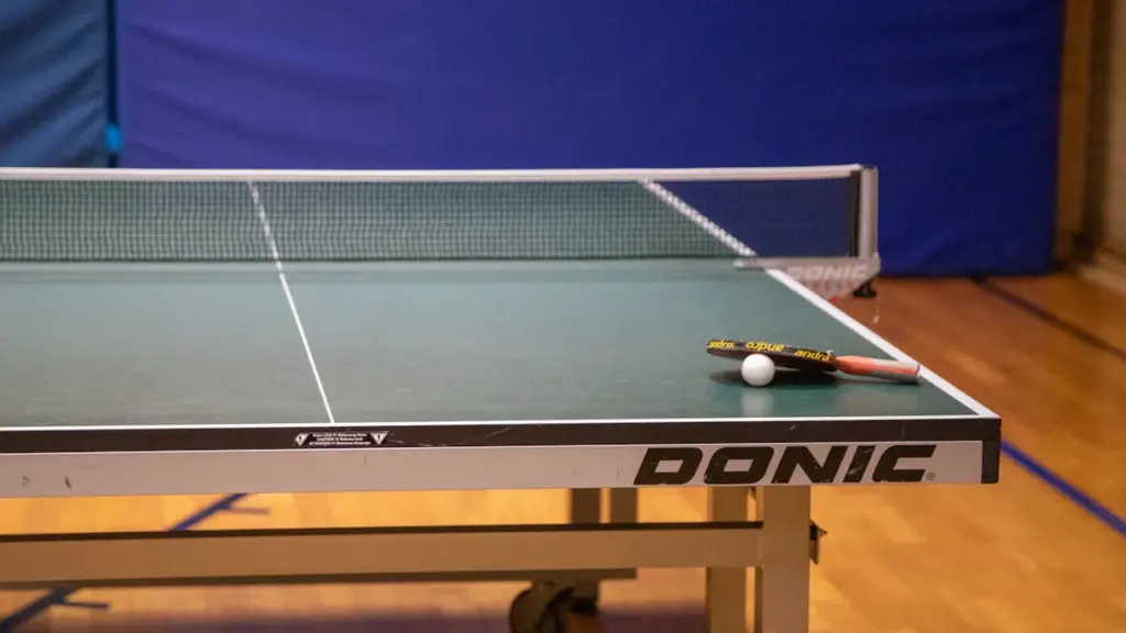 Une table de tennis de table professionnelle avec raquette et balle à Montpellier.